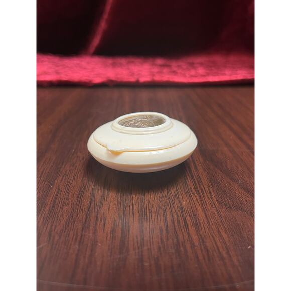 Vintage Trinket Box - Rosary Box - Brass Sacred Heart of Jesus - Hinged Lid - Picture 4 of 7